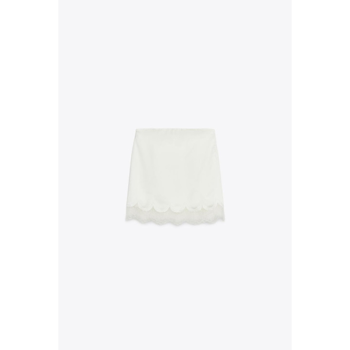 АТЛАСНЫЙ ТОП-БАНДО С КРУЖЕВОМ