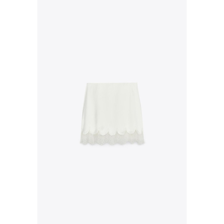 АТЛАСНЫЙ ТОП-БАНДО С КРУЖЕВОМ