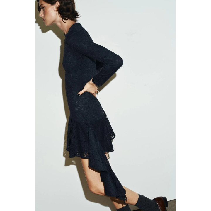 КРУЖЕВНОЕ ПЛАТЬЕ МИДИ С ВОЛАНАМИ