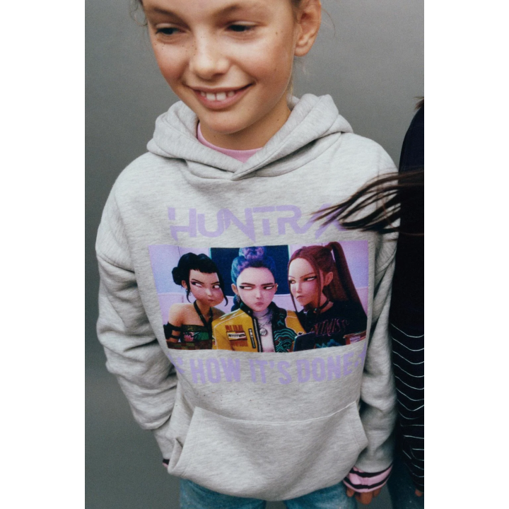 ХУДИ С ПРИНТОМ KPOP DEMON HUNTERS™ NETFLIX ©
