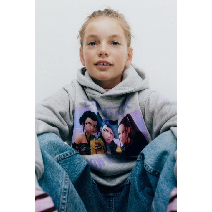 ХУДИ С ПРИНТОМ KPOP DEMON HUNTERS™ NETFLIX ©