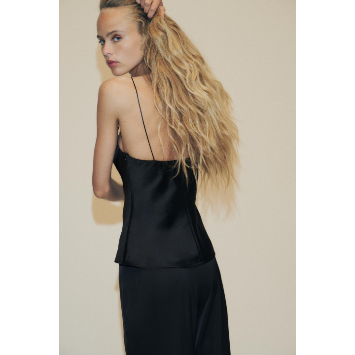 АТЛАСНЫЙ ТОП С ВЫРЕЗОМ «СЕРДЕЧКО»