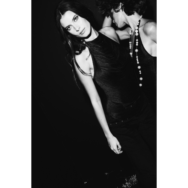 Топ с завязками на шее и бахромой