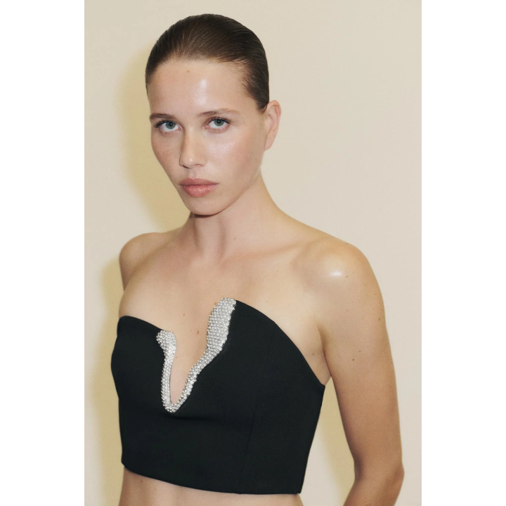 УКОРОЧЕННЫЙ ТОП С УКРАШЕНИЯМИ