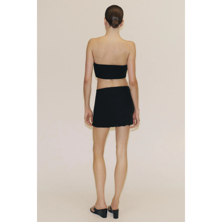 УКОРОЧЕННЫЙ ТОП С УКРАШЕНИЯМИ