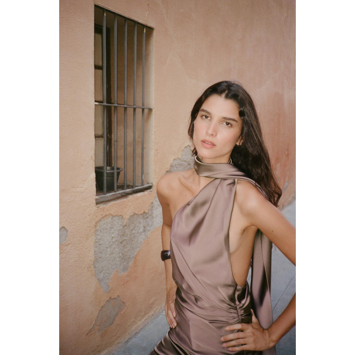 АТЛАСНЫЙ ТОП С ГОРЛОВИНОЙ ХАЛТЕР В ВИДЕ ПЛАТКА