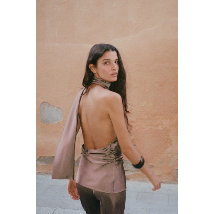 АТЛАСНЫЙ ТОП С ГОРЛОВИНОЙ ХАЛТЕР В ВИДЕ ПЛАТКА