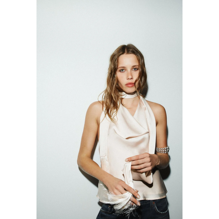 АТЛАСНЫЙ ТОП С ГОРЛОВИНОЙ ХАЛТЕР И БАХРОМОЙ