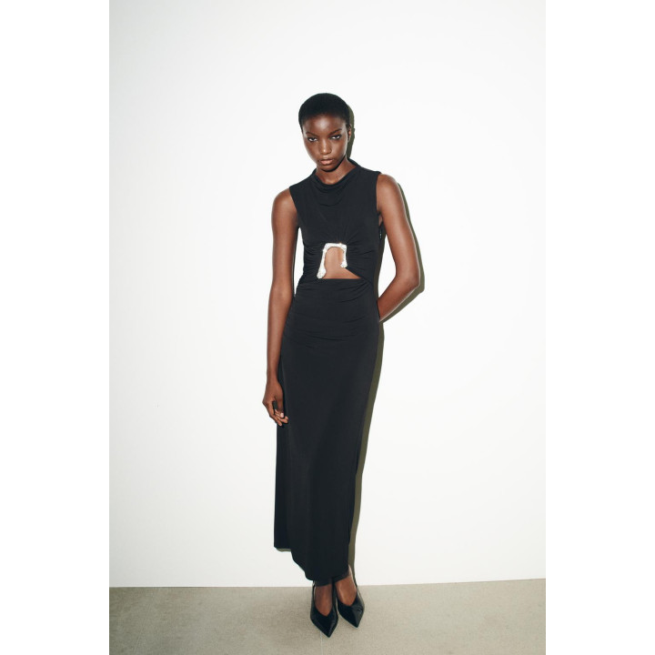 ПЛАТЬЕ СО СБОРКАМИ, ВЫРЕЗАМИ И БЛЕСТКАМИ