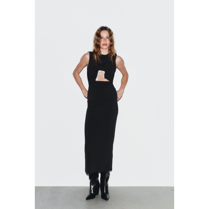 ПЛАТЬЕ СО СБОРКАМИ, ВЫРЕЗАМИ И БЛЕСТКАМИ