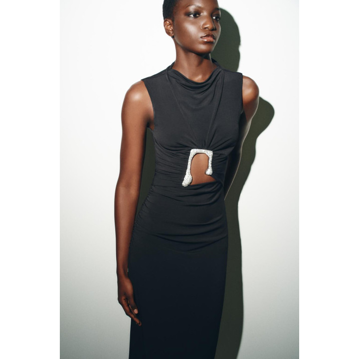 ПЛАТЬЕ СО СБОРКАМИ, ВЫРЕЗАМИ И БЛЕСТКАМИ