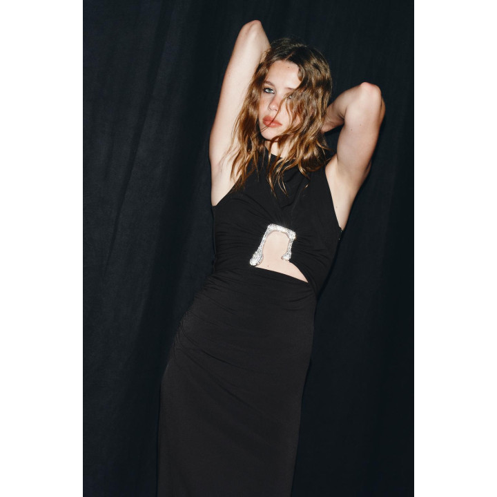 ПЛАТЬЕ СО СБОРКАМИ, ВЫРЕЗАМИ И БЛЕСТКАМИ