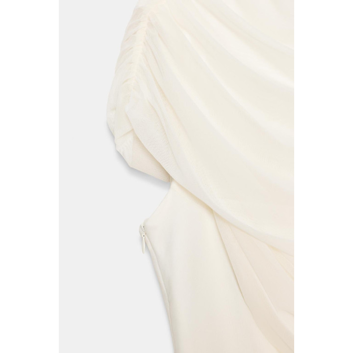 Платье с коротким фасоном и сопровождающей накидкой