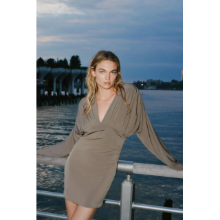 КОРОТКОЕ ПЛАТЬЕ С ОБЪЕМНЫМИ ДЕТАЛЯМИ