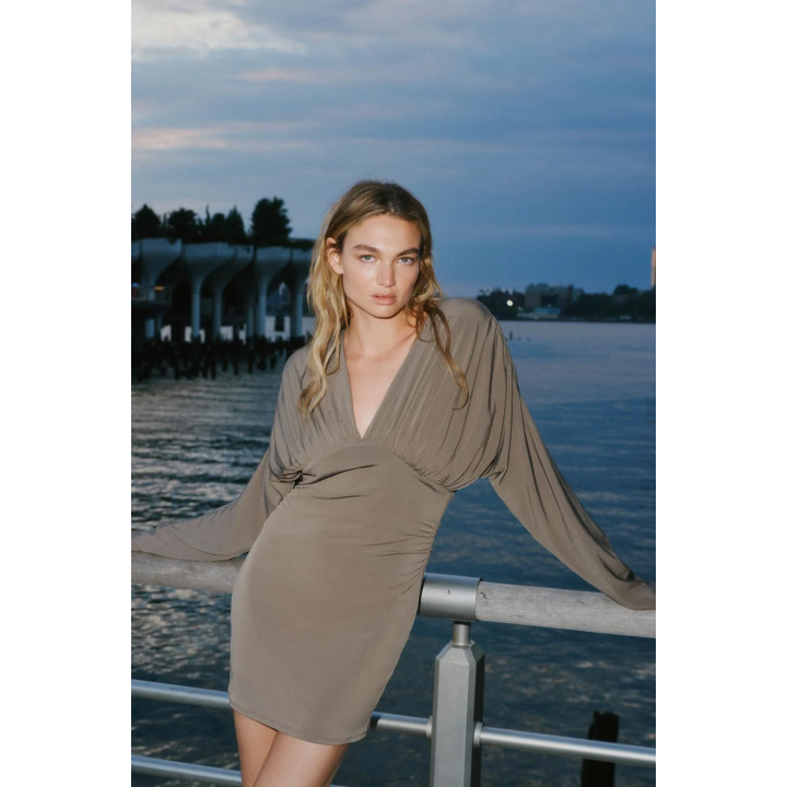 КОРОТКОЕ ПЛАТЬЕ С ОБЪЕМНЫМИ ДЕТАЛЯМИ