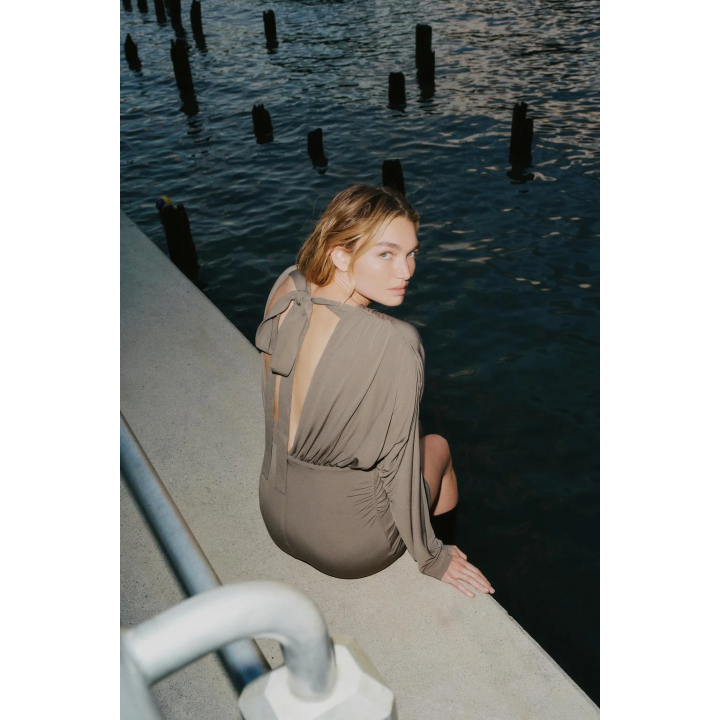 КОРОТКОЕ ПЛАТЬЕ С ОБЪЕМНЫМИ ДЕТАЛЯМИ