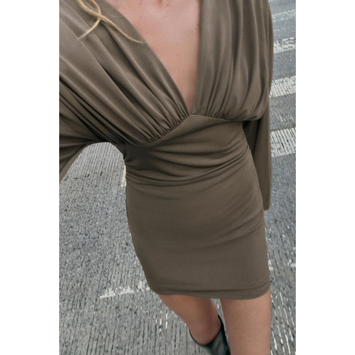 КОРОТКОЕ ПЛАТЬЕ С ОБЪЕМНЫМИ ДЕТАЛЯМИ