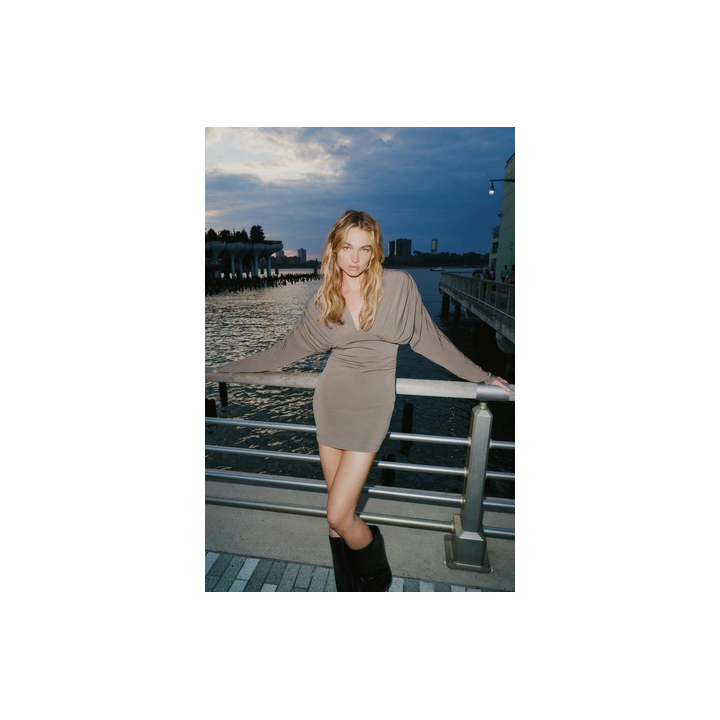 КОРОТКОЕ ПЛАТЬЕ С ОБЪЕМНЫМИ ДЕТАЛЯМИ