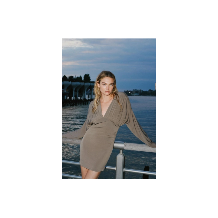 КОРОТКОЕ ПЛАТЬЕ С ОБЪЕМНЫМИ ДЕТАЛЯМИ