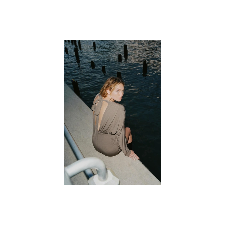 КОРОТКОЕ ПЛАТЬЕ С ОБЪЕМНЫМИ ДЕТАЛЯМИ