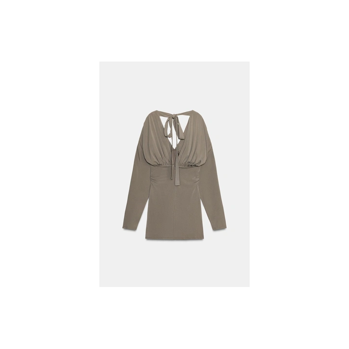 КОРОТКОЕ ПЛАТЬЕ С ОБЪЕМНЫМИ ДЕТАЛЯМИ