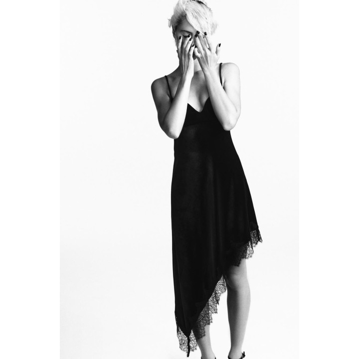 БАРХАТНОЕ ПЛАТЬЕ МИДИ С КРУЖЕВОМ