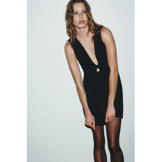 КОРОТКОЕ ПЛАТЬЕ С БАНТОМ И УКРАШЕНИЕМ