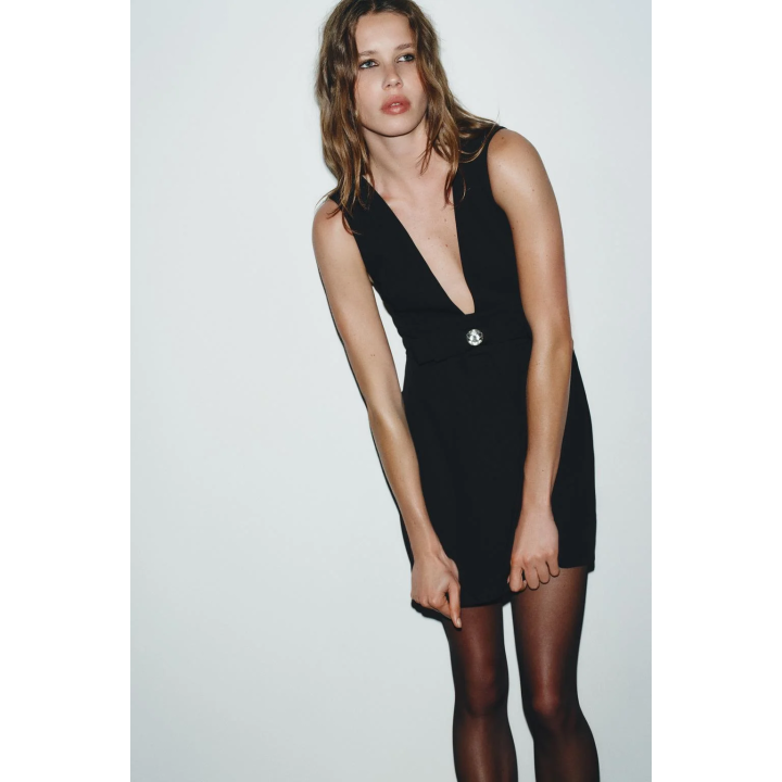 КОРОТКОЕ ПЛАТЬЕ С БАНТОМ И УКРАШЕНИЕМ