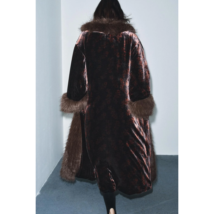ПАЛЬТО ИЗ ВЕЛЬВЕТА С ПРИНТОМ И ЭФФЕКТОМ МЕХА