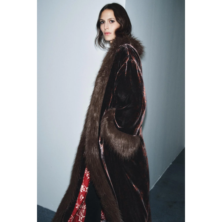 ПАЛЬТО ИЗ ВЕЛЬВЕТА С ПРИНТОМ И ЭФФЕКТОМ МЕХА