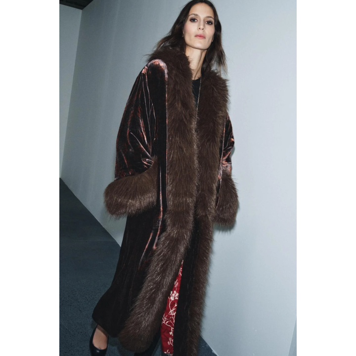 ПАЛЬТО ИЗ ВЕЛЬВЕТА С ПРИНТОМ И ЭФФЕКТОМ МЕХА