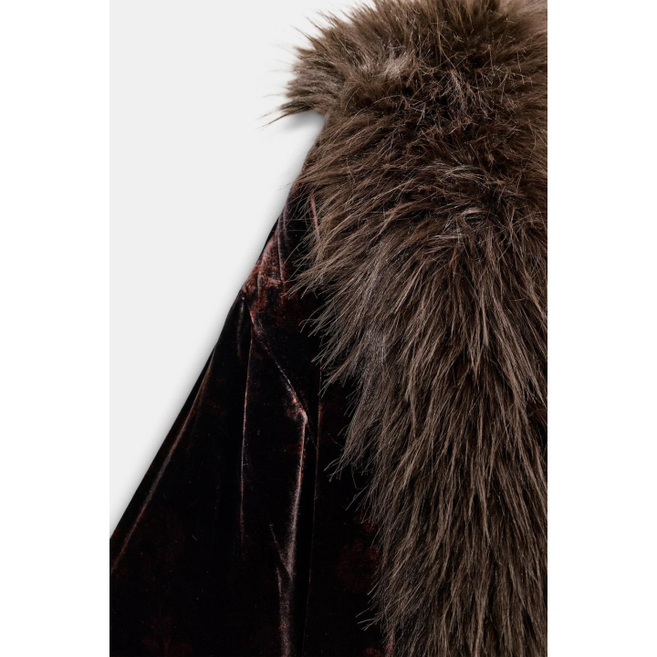 ПАЛЬТО ИЗ ВЕЛЬВЕТА С ПРИНТОМ И ЭФФЕКТОМ МЕХА