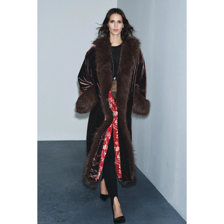 ПАЛЬТО ИЗ ВЕЛЬВЕТА С ПРИНТОМ И ЭФФЕКТОМ МЕХА