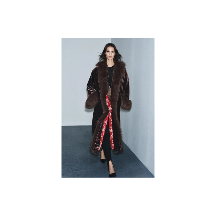ПАЛЬТО ИЗ ВЕЛЬВЕТА С ПРИНТОМ И ЭФФЕКТОМ МЕХА