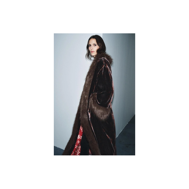 ПАЛЬТО ИЗ ВЕЛЬВЕТА С ПРИНТОМ И ЭФФЕКТОМ МЕХА