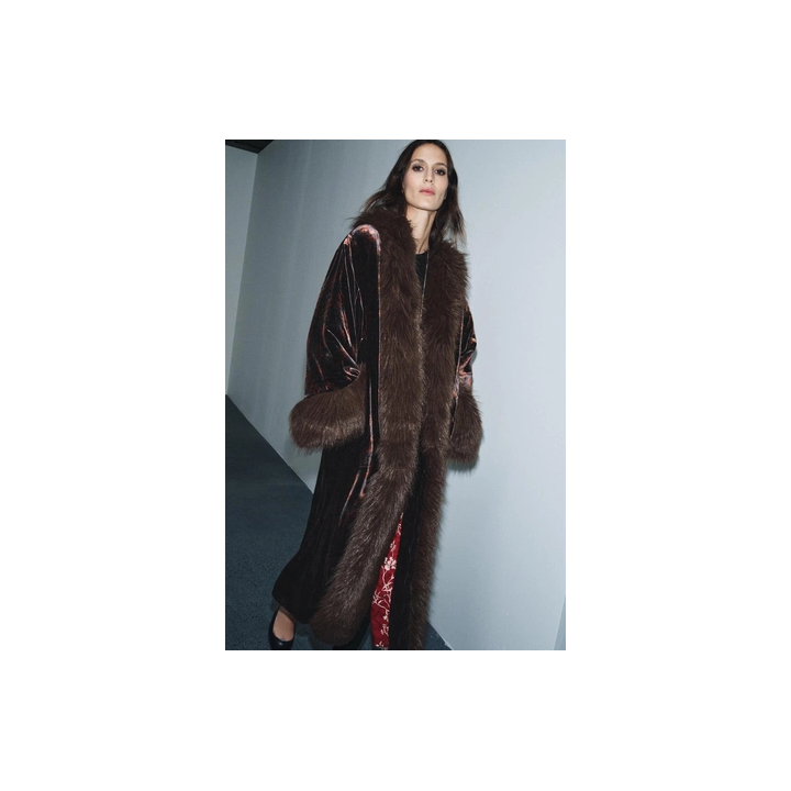 ПАЛЬТО ИЗ ВЕЛЬВЕТА С ПРИНТОМ И ЭФФЕКТОМ МЕХА