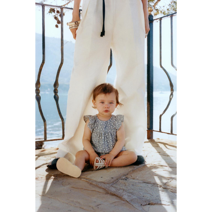 Комбинезон с вышитыми цветочными оборками