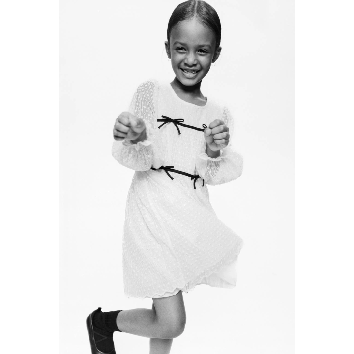 ПЛАТЬЕ ИЗ ТЮЛЯ С ВЫШИВКОЙ И БАНТАМИ