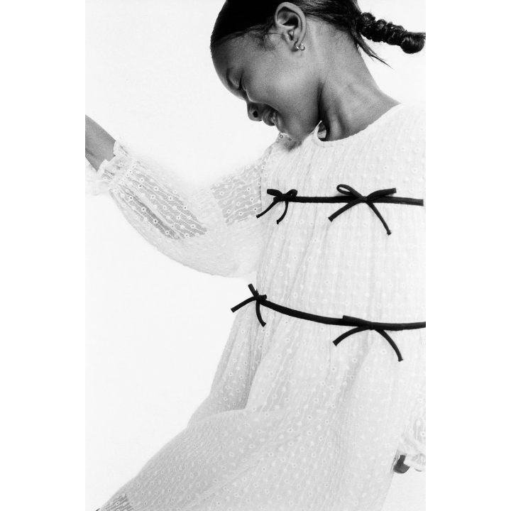 ПЛАТЬЕ ИЗ ТЮЛЯ С ВЫШИВКОЙ И БАНТАМИ