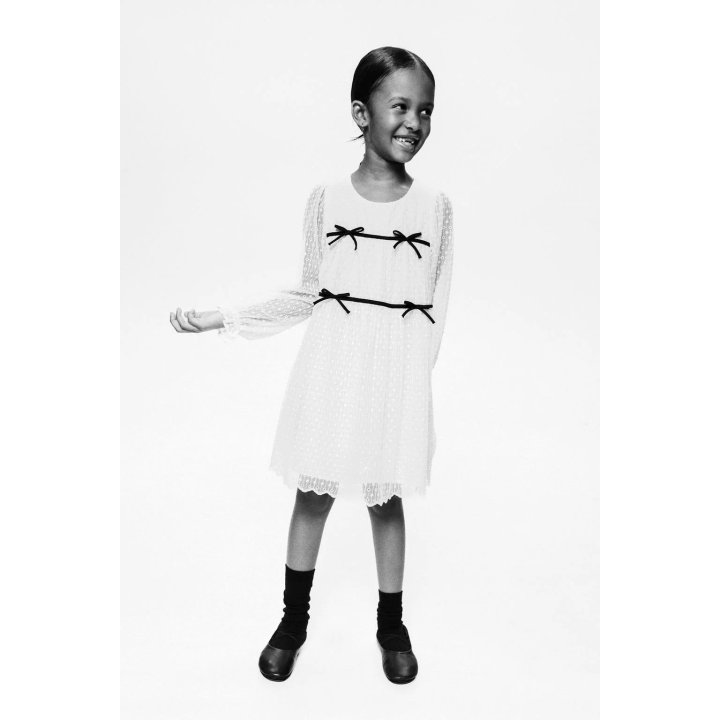 ПЛАТЬЕ ИЗ ТЮЛЯ С ВЫШИВКОЙ И БАНТАМИ