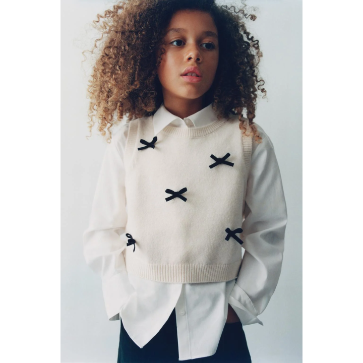 РУБАШКА ИЗ ПОПЛИНА С ТРИКОТАЖНЫМ ЖИЛЕТОМ И БАРХАТНЫМИ БАНТАМИ