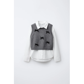 РУБАШКА ИЗ ПОПЛИНА, ВЯЗАНЫЙ ЖИЛЕТ И БАРХАТНЫЕ БАНТЫ