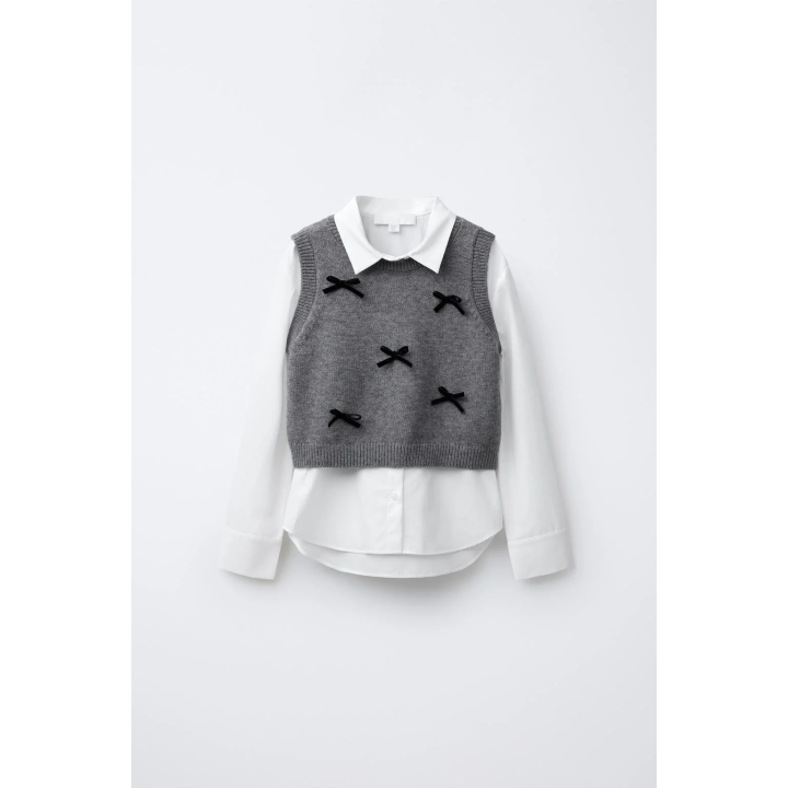 РУБАШКА ИЗ ПОПЛИНА, ВЯЗАНЫЙ ЖИЛЕТ И БАРХАТНЫЕ БАНТЫ