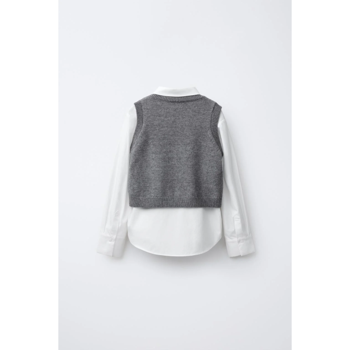 РУБАШКА ИЗ ПОПЛИНА, ВЯЗАНЫЙ ЖИЛЕТ И БАРХАТНЫЕ БАНТЫ