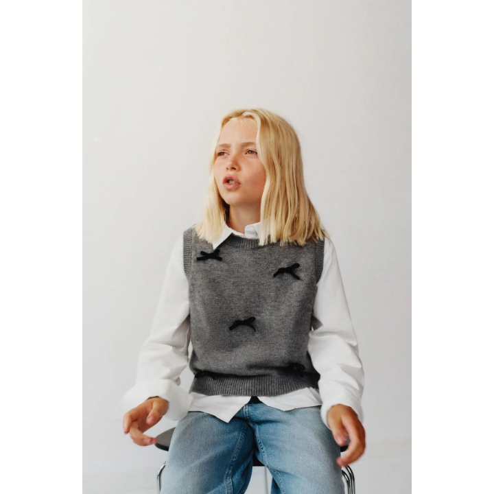 РУБАШКА ИЗ ПОПЛИНА, ВЯЗАНЫЙ ЖИЛЕТ И БАРХАТНЫЕ БАНТЫ