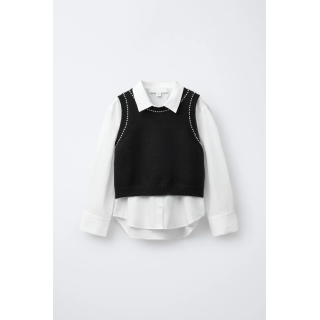 ОДНОТОННАЯ РУБАШКА С ТРИКОТАЖНЫМ ЖИЛЕТОМ И ЖЕМЧУГОМ