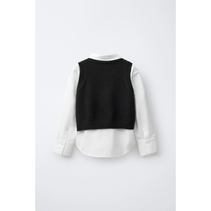 ОДНОТОННАЯ РУБАШКА С ТРИКОТАЖНЫМ ЖИЛЕТОМ И ЖЕМЧУГОМ