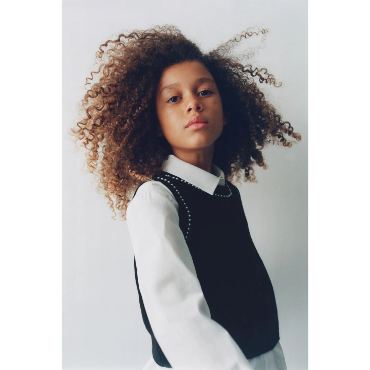 ОДНОТОННАЯ РУБАШКА С ТРИКОТАЖНЫМ ЖИЛЕТОМ И ЖЕМЧУГОМ