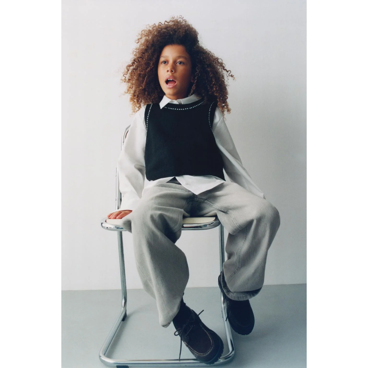 ОДНОТОННАЯ РУБАШКА С ТРИКОТАЖНЫМ ЖИЛЕТОМ И ЖЕМЧУГОМ