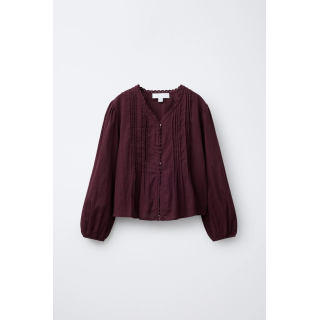 РУБАШКА В РОМАНТИЧЕСКОМ СТИЛЕ ИЗ РЕЛЬЕФНОЙ ТКАНИ